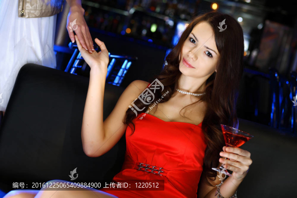 夜總會里有魅力的女人喝一杯