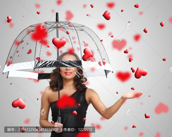 漂亮的年輕女人帶著雨傘和心