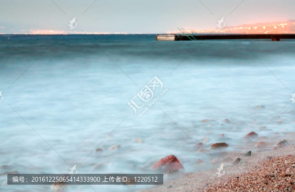 碼頭在紅海附近的傍晚，在靠近鎮(zhèn)上的亞喀巴