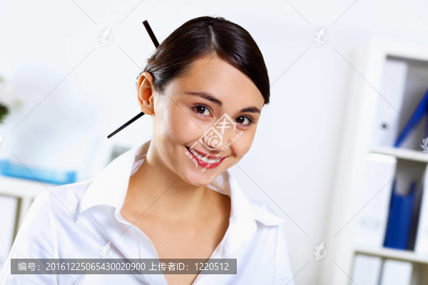 年輕婦女在辦公室上班