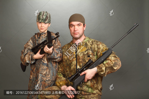 男孩與成年男子