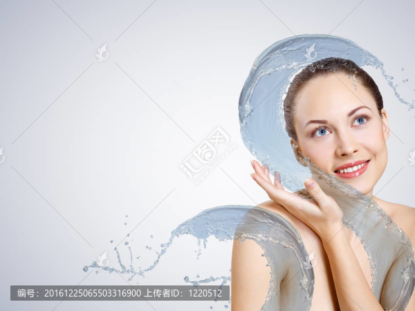 水濺的年輕女子