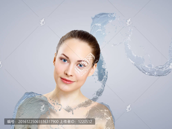 水濺的年輕女子