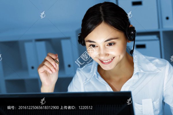 年輕女士在商務(wù)服和耳機