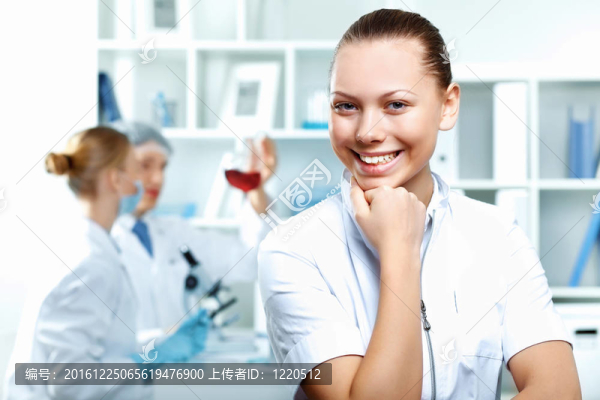 在實(shí)驗(yàn)室工作的年輕科學(xué)家