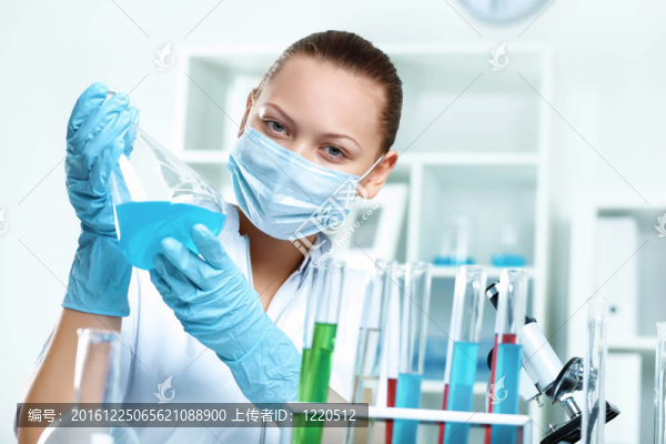 在實驗室工作的年輕科學(xué)家