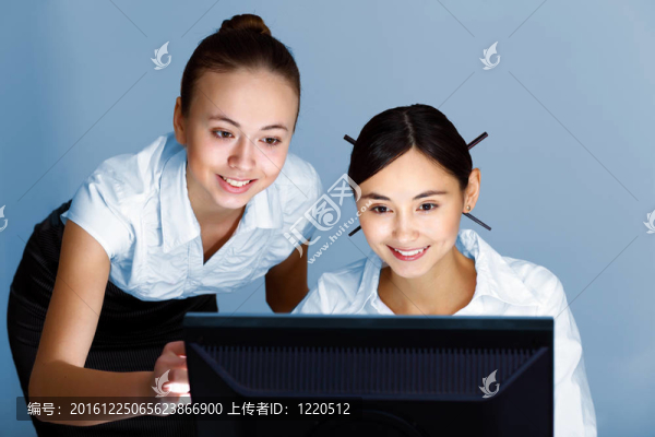 年輕女士在商務(wù)服和耳機(jī)