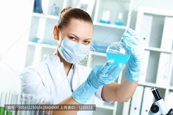 在實(shí)驗(yàn)室工作的年輕科學(xué)家