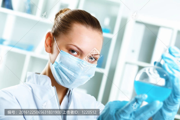 在實(shí)驗(yàn)室工作的年輕科學(xué)家