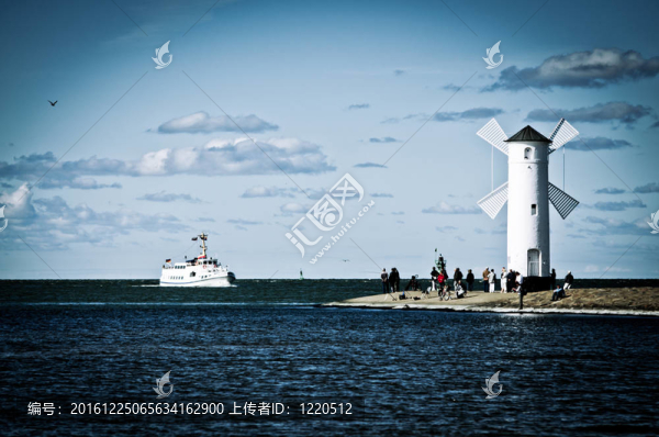 海邊的風(fēng)車和多云的天空