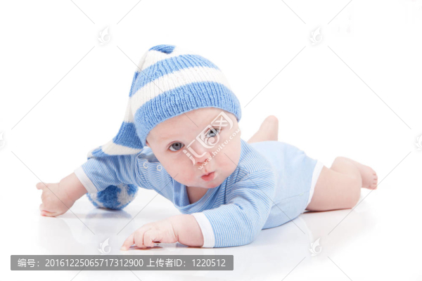 嬰兒在白色背景的條紋帽子
