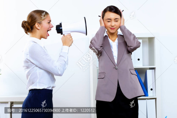 在辦公室用擴(kuò)音器的年輕女子