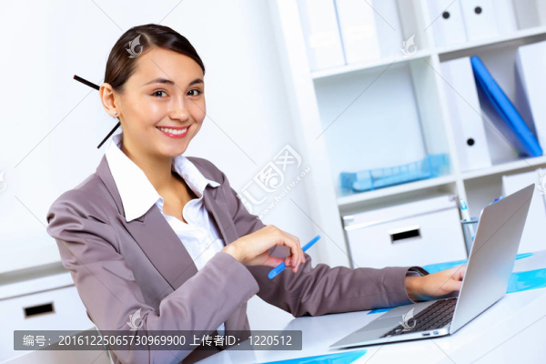 女青年上班服上班