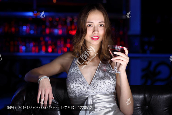夜總會(huì)里的年輕女子喝著酒