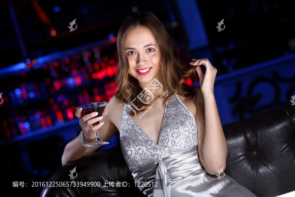 夜總會里的年輕女子喝著酒