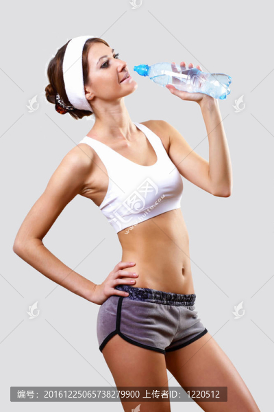 穿運動服的年輕漂亮女人