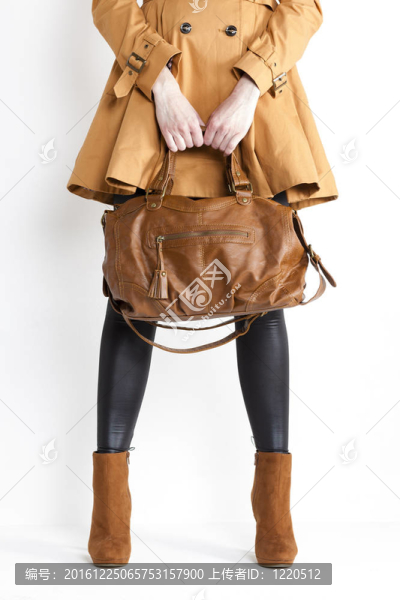站著的女人穿著外套和時(shí)髦的棕色鞋子的細(xì)節(jié)
