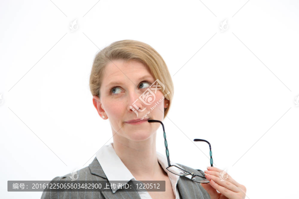 持懷疑態(tài)度的女人看著天空