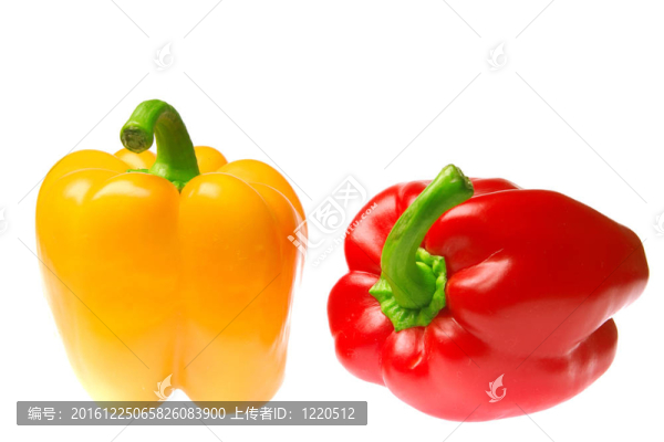 極好的紅色和黃色的胡椒覆蓋在白色背景上的水滴