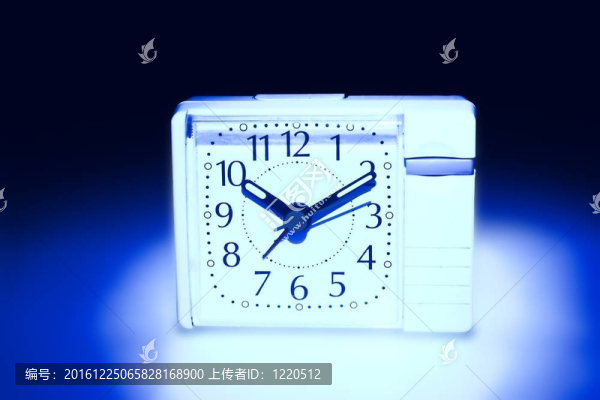 白色的鬧鐘在白色背景下由深藍(lán)色光線照射