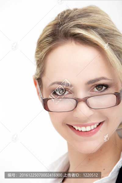 戴眼鏡的微笑女人