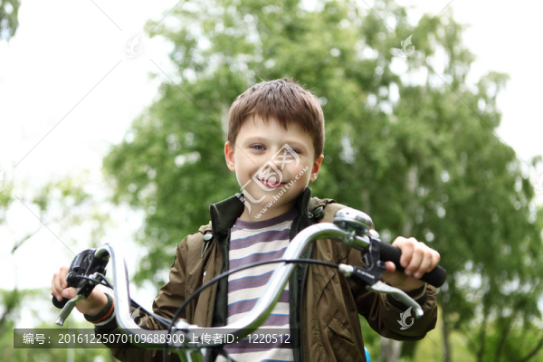 在綠色公園騎自行車的男孩