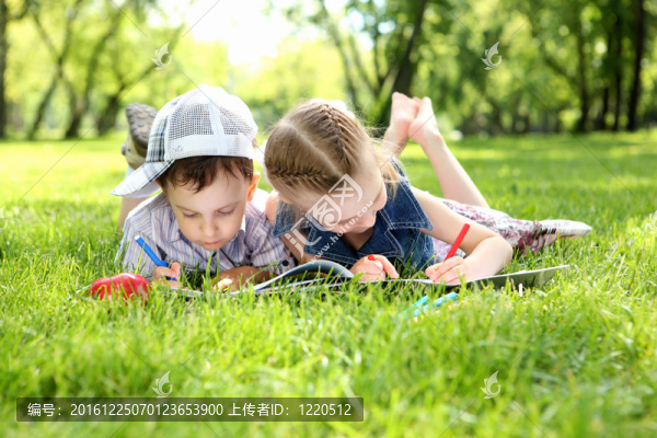 孩子在公園里看書