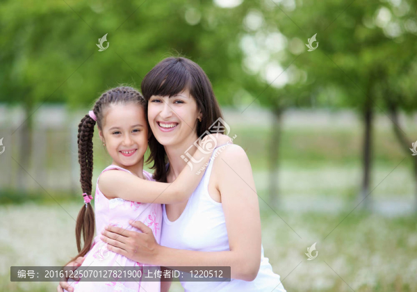 年輕的母親和年幼的女兒