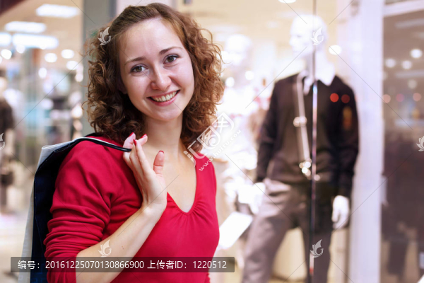 年輕婦女購(gòu)物
