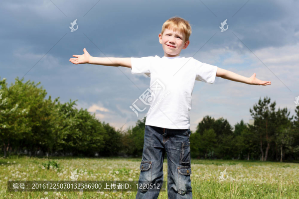 小男孩在戶外