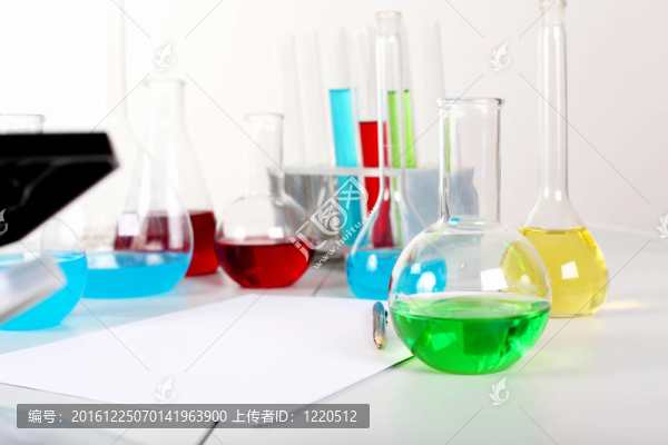 化學(xué)實(shí)驗(yàn)室設(shè)備和玻璃管