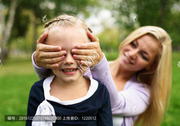 公園里的母女