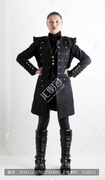 站著的女人穿著奢侈的衣服和靴子
