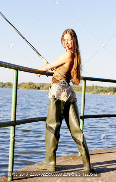 年輕女子在池塘釣魚