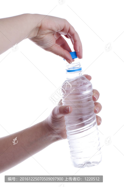 女人打開一瓶水