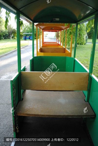 假日小火車接送小孩