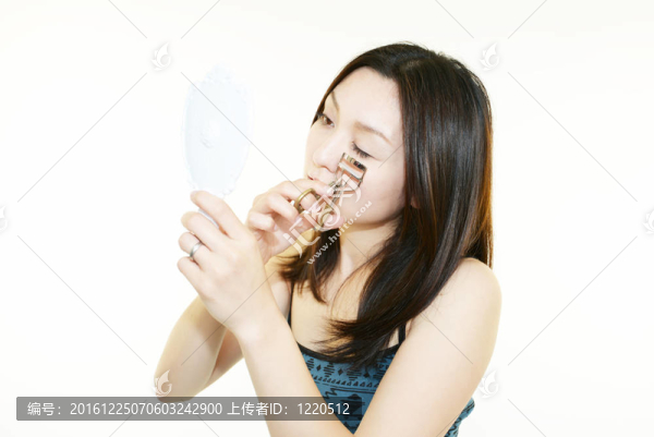 涂睫毛膏