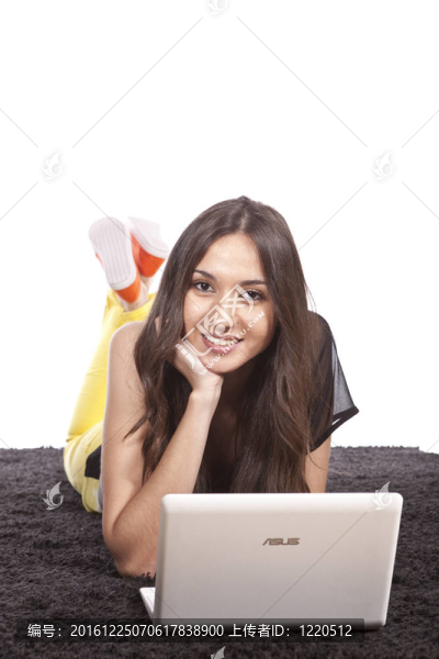 美麗的年輕女孩持有筆記本電腦全長(zhǎng)