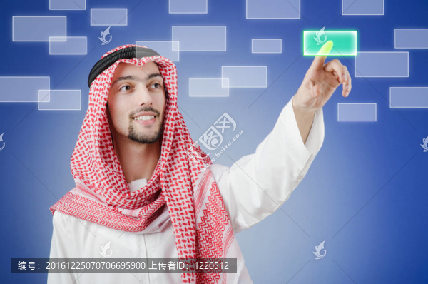 年輕阿拉伯人按下虛擬按鈕