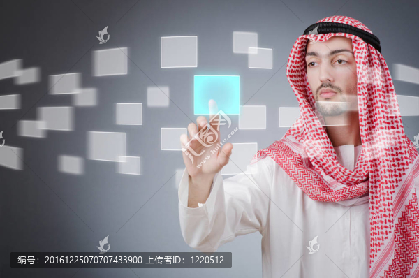 年輕阿拉伯人按下虛擬按鈕