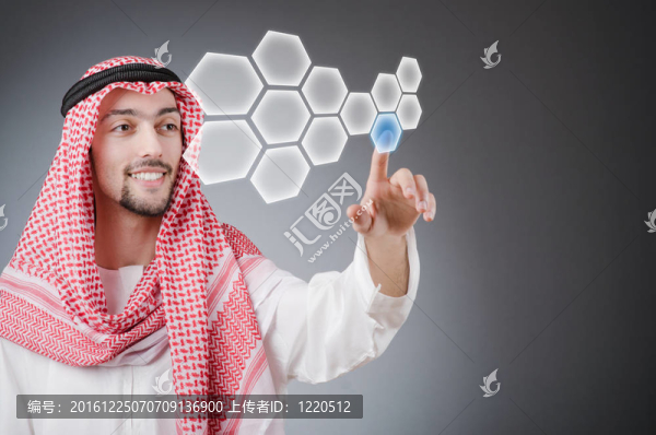 年輕阿拉伯人按下虛擬按鈕