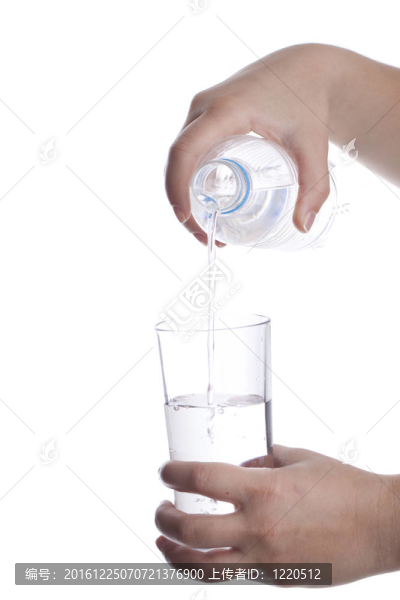 將水倒入玻璃