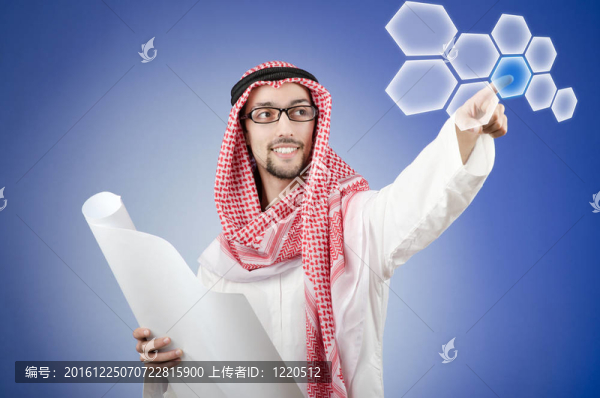 年輕阿拉伯人按下虛擬按鈕