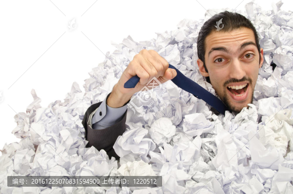 滿是皺紋紙的男人
