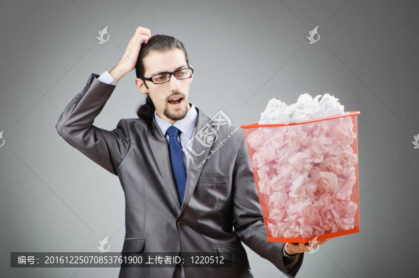 滿是廢紙的人