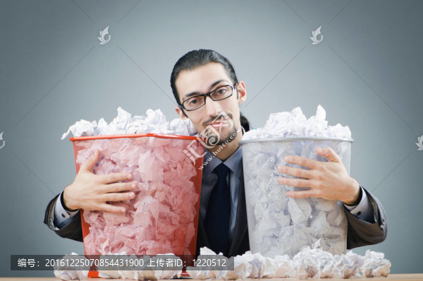 滿是廢紙的人