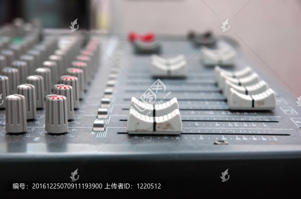 調(diào)音臺(tái)