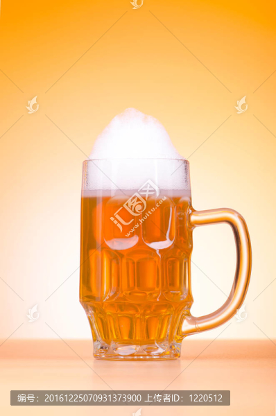 桌上啤酒杯