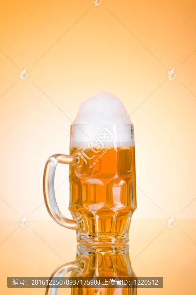 桌上啤酒杯