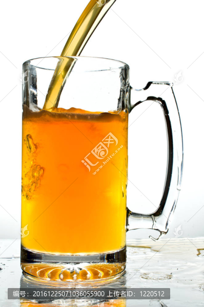 啤酒倒